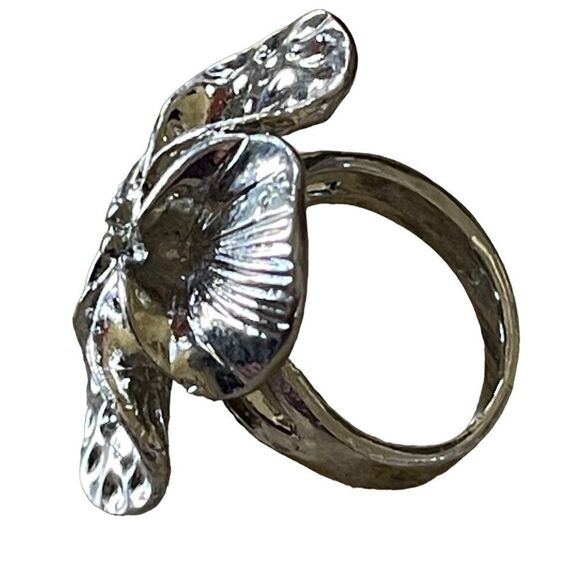 NWOT silver tone ring four petal flower design ring US size 6 - Picture 4 of 8